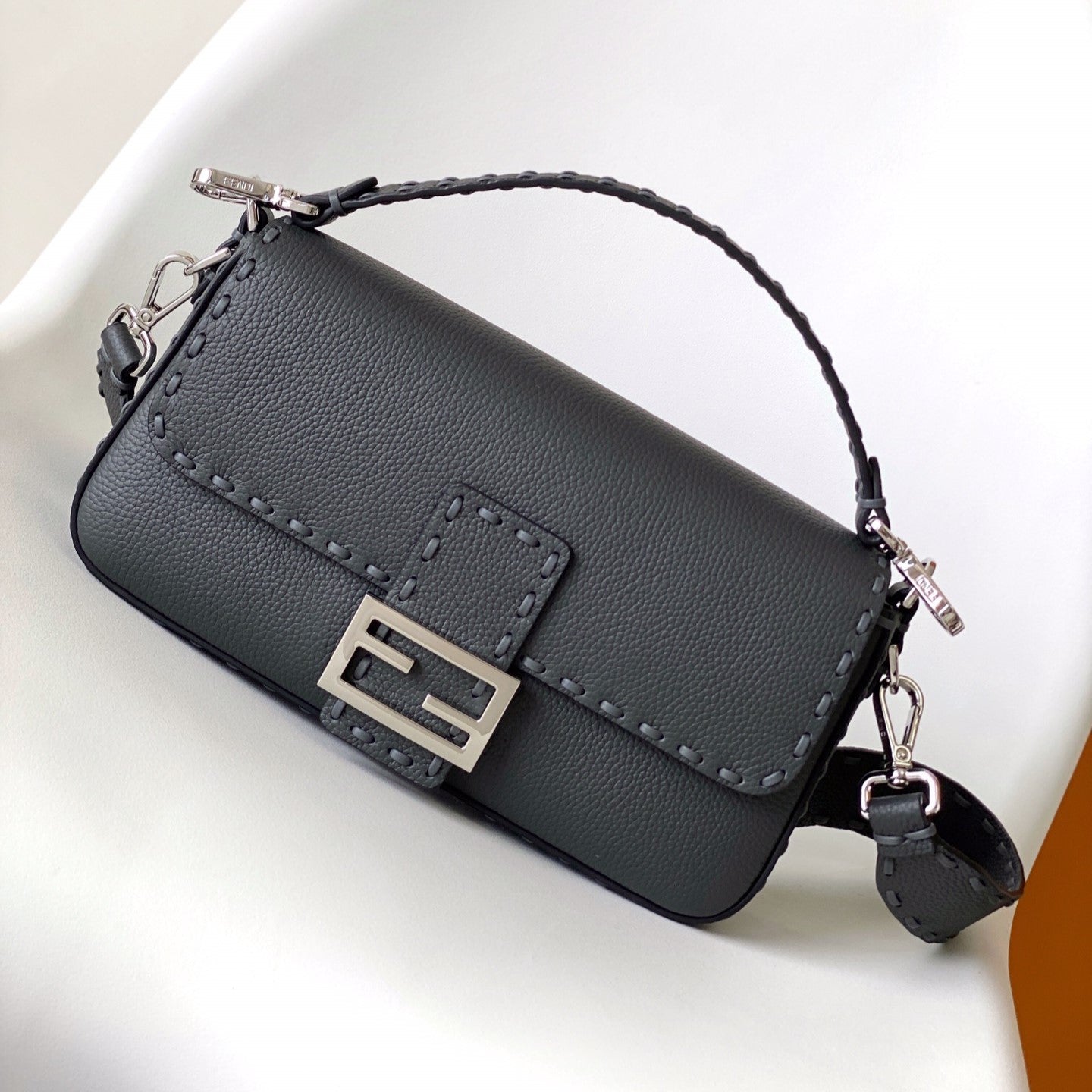 Sac Fend Baguette 27 en cuir de veau noir