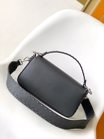 Sac Fend Baguette 27 en cuir de veau noir