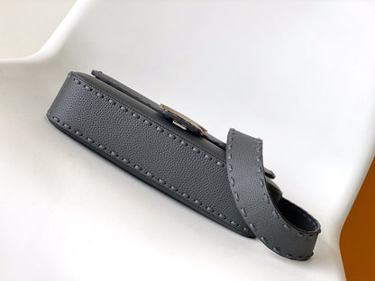 Sac Fend Baguette 27 en cuir de veau noir