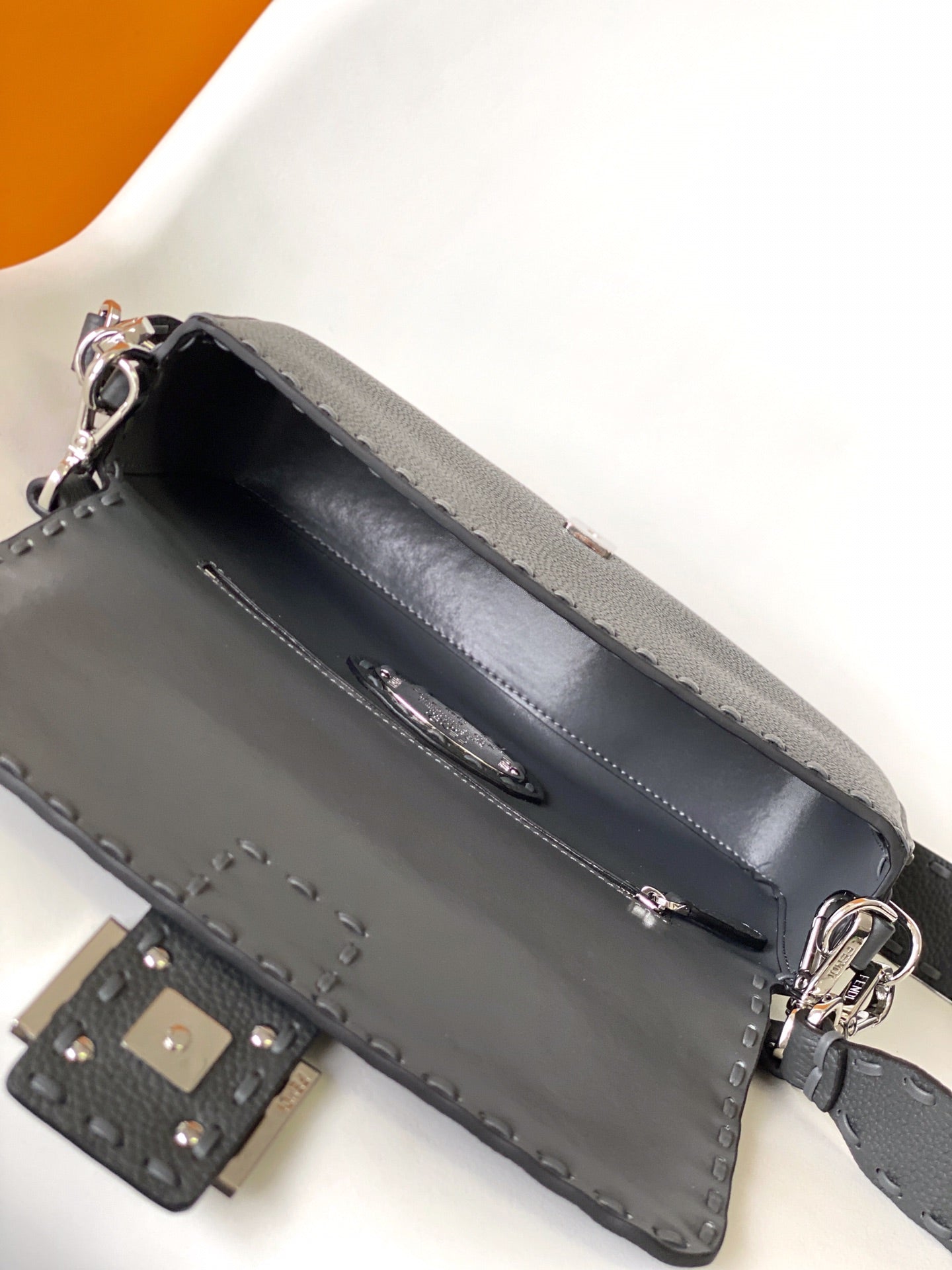 Sac Fend Baguette 27 en cuir de veau noir