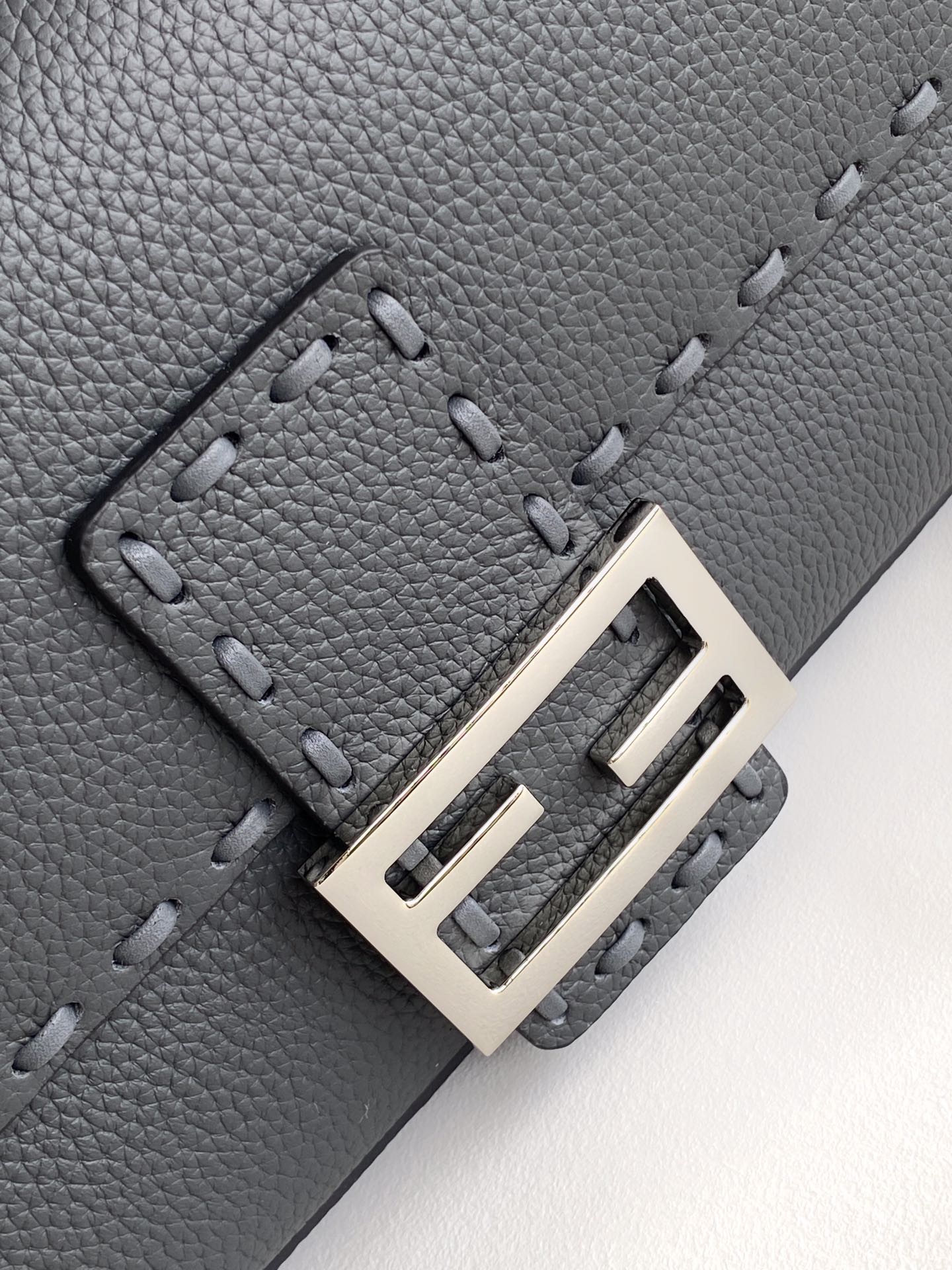 Sac Fend Baguette 27 en cuir de veau noir