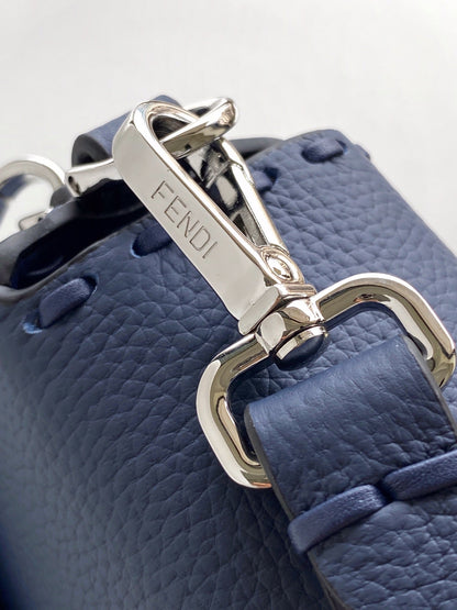 Sac Fend Baguette 27 en cuir de veau bleu foncé 