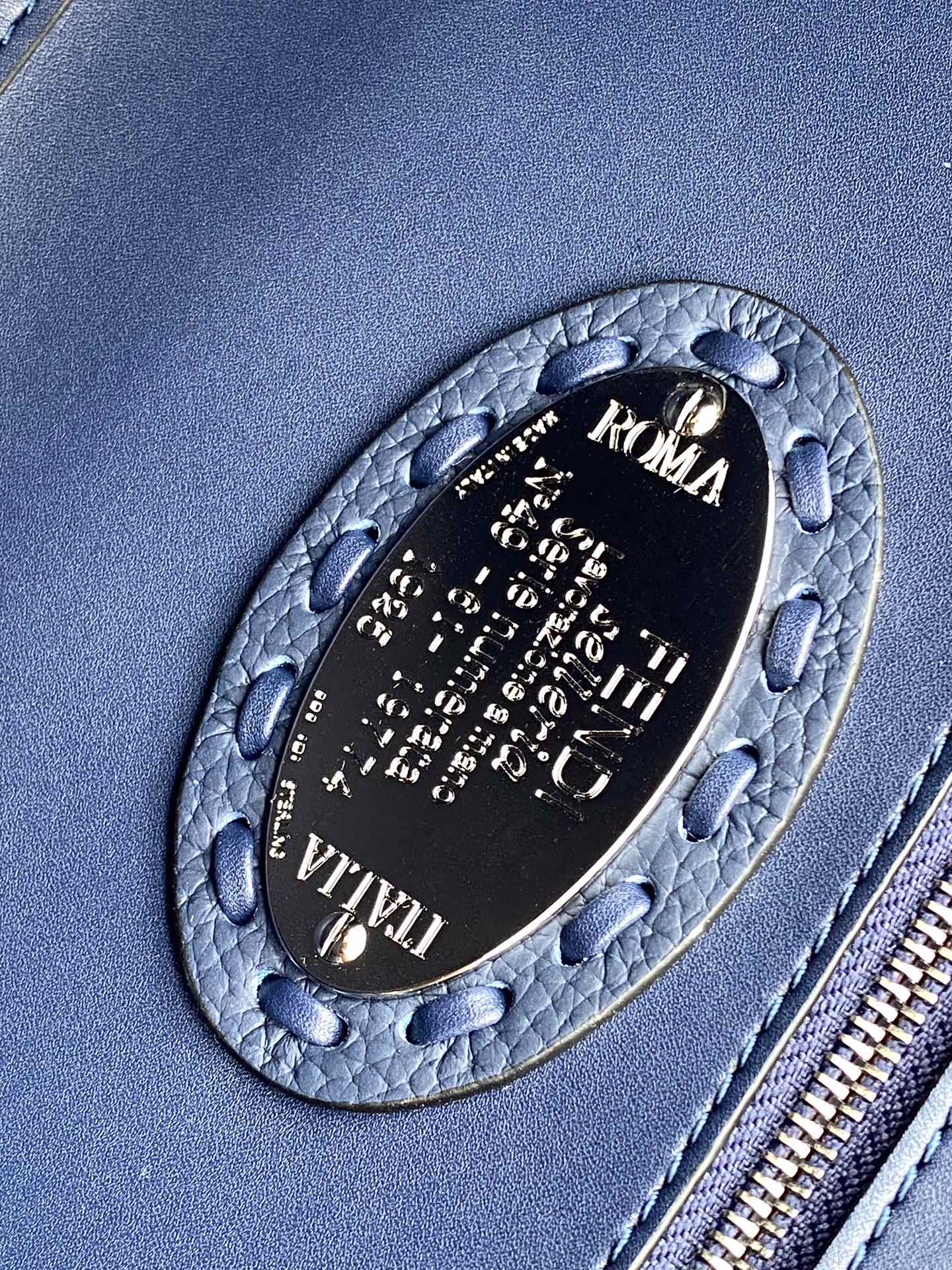 Sac Fend Baguette 27 en cuir de veau bleu foncé 