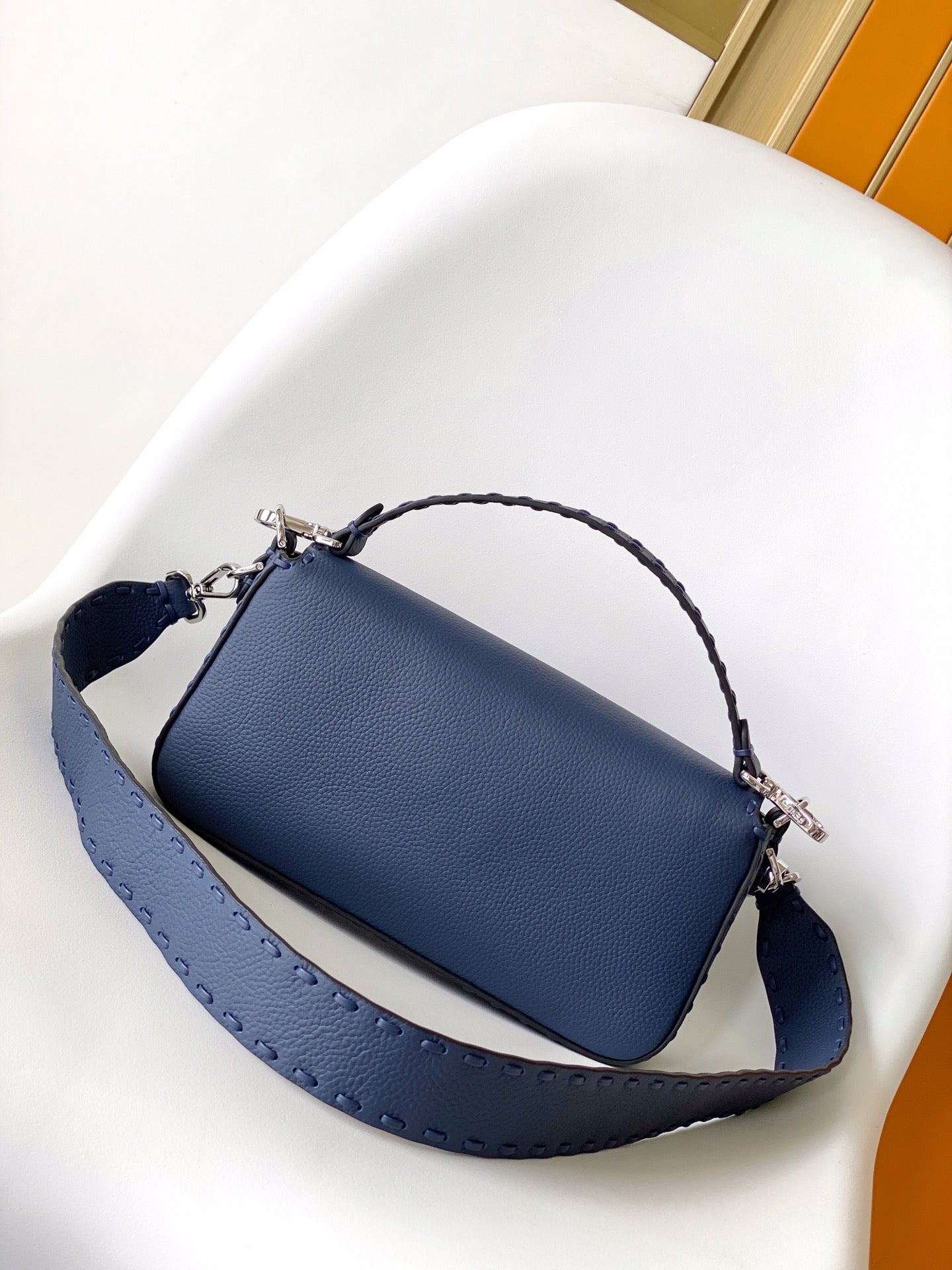 Sac Fend Baguette 27 en cuir de veau bleu foncé 