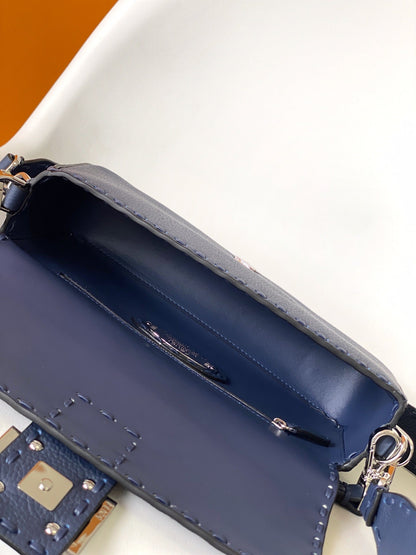 Sac Fend Baguette 27 en cuir de veau bleu foncé 