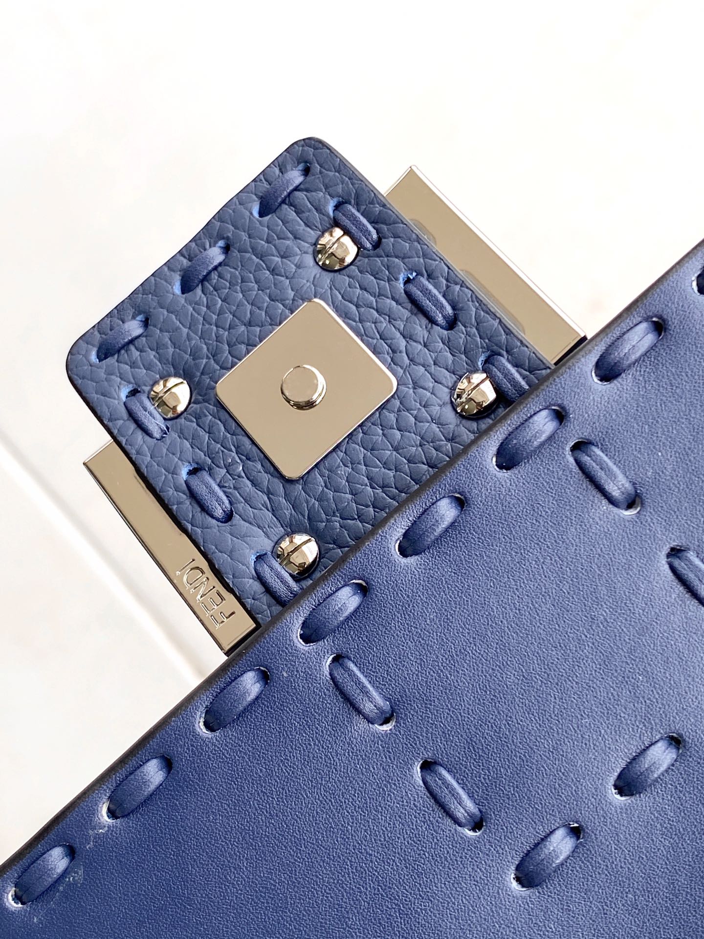 Sac Fend Baguette 27 en cuir de veau bleu foncé 