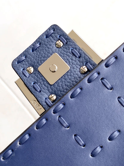 Sac Fend Baguette 27 en cuir de veau bleu foncé 