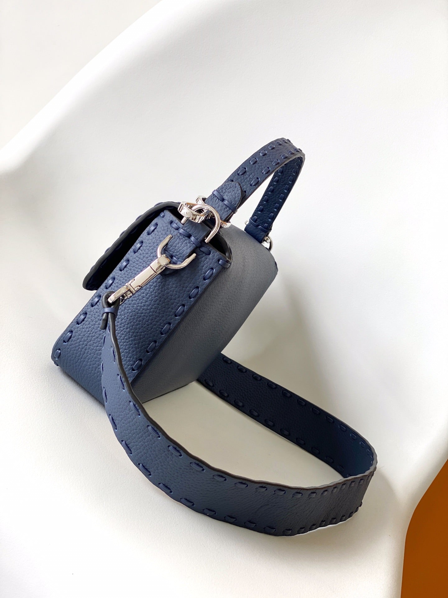 Sac Fend Baguette 27 en cuir de veau bleu foncé 