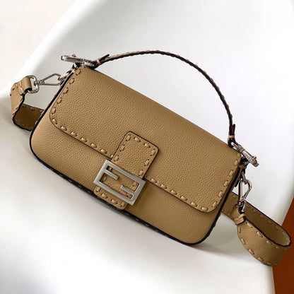 Sac Fend Baguette 27 en cuir de veau marron clair