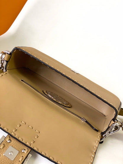 Sac Fend Baguette 27 en cuir de veau marron clair