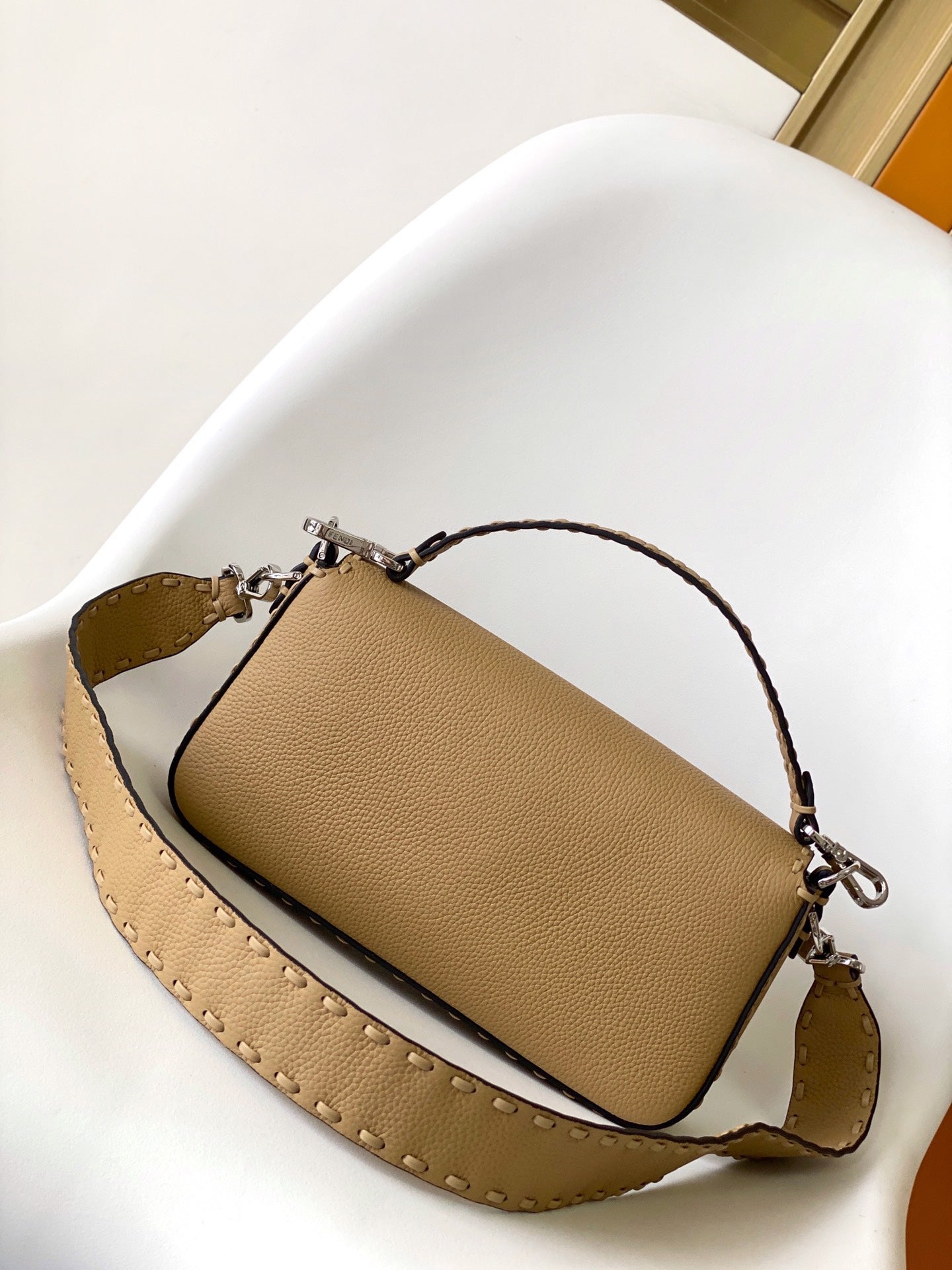 Sac Fend Baguette 27 en cuir de veau marron clair