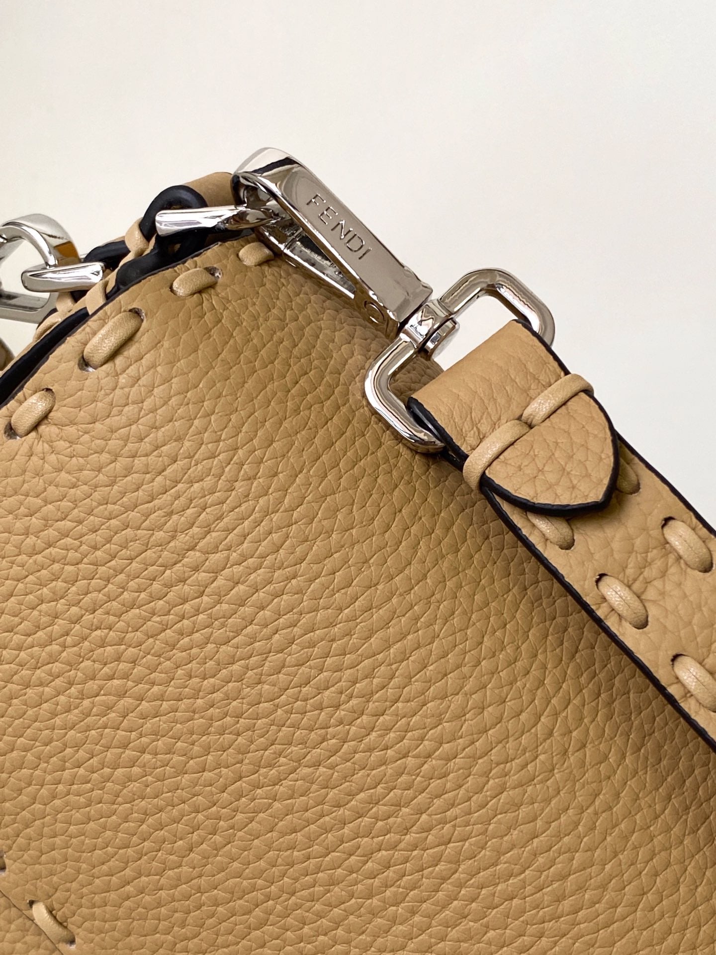Sac Fend Baguette 27 en cuir de veau marron clair