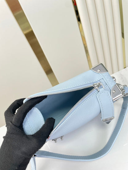 Coffre latéral Mini 18 en cuir de veau bleu ciel, quincaillerie argentée