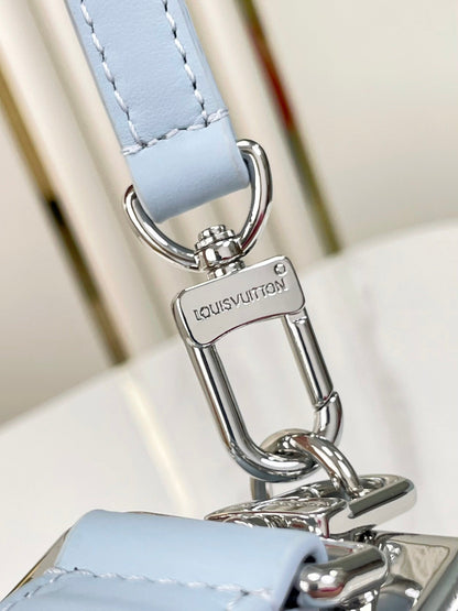 Coffre latéral Mini 18 en cuir de veau bleu ciel, quincaillerie argentée