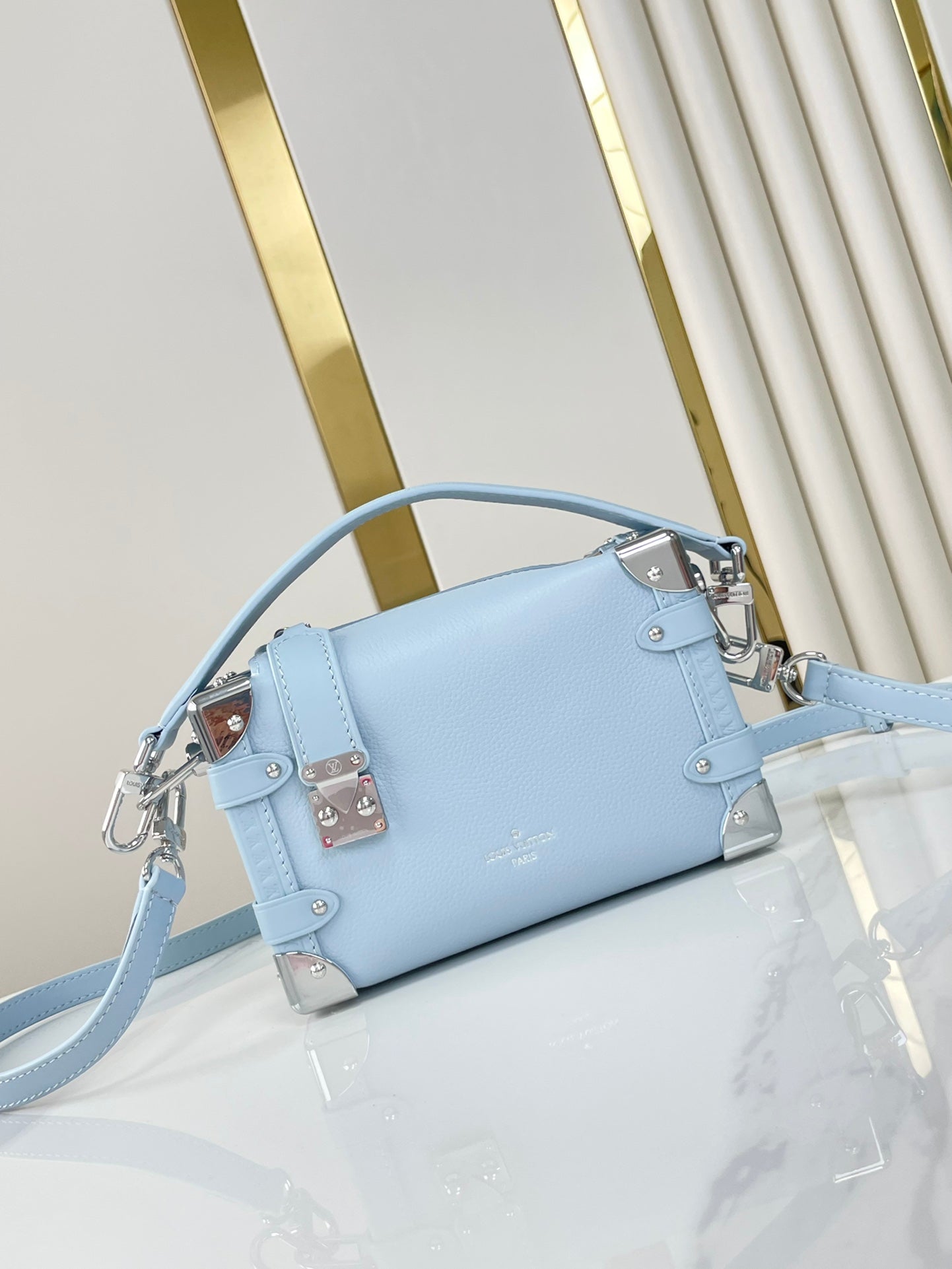 Coffre latéral Mini 18 en cuir de veau bleu ciel, quincaillerie argentée
