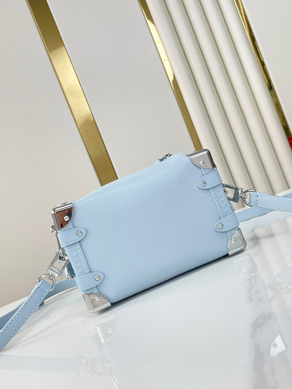 Coffre latéral Mini 18 en cuir de veau bleu ciel, quincaillerie argentée