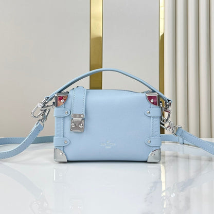Coffre latéral Mini 18 en cuir de veau bleu ciel, quincaillerie argentée