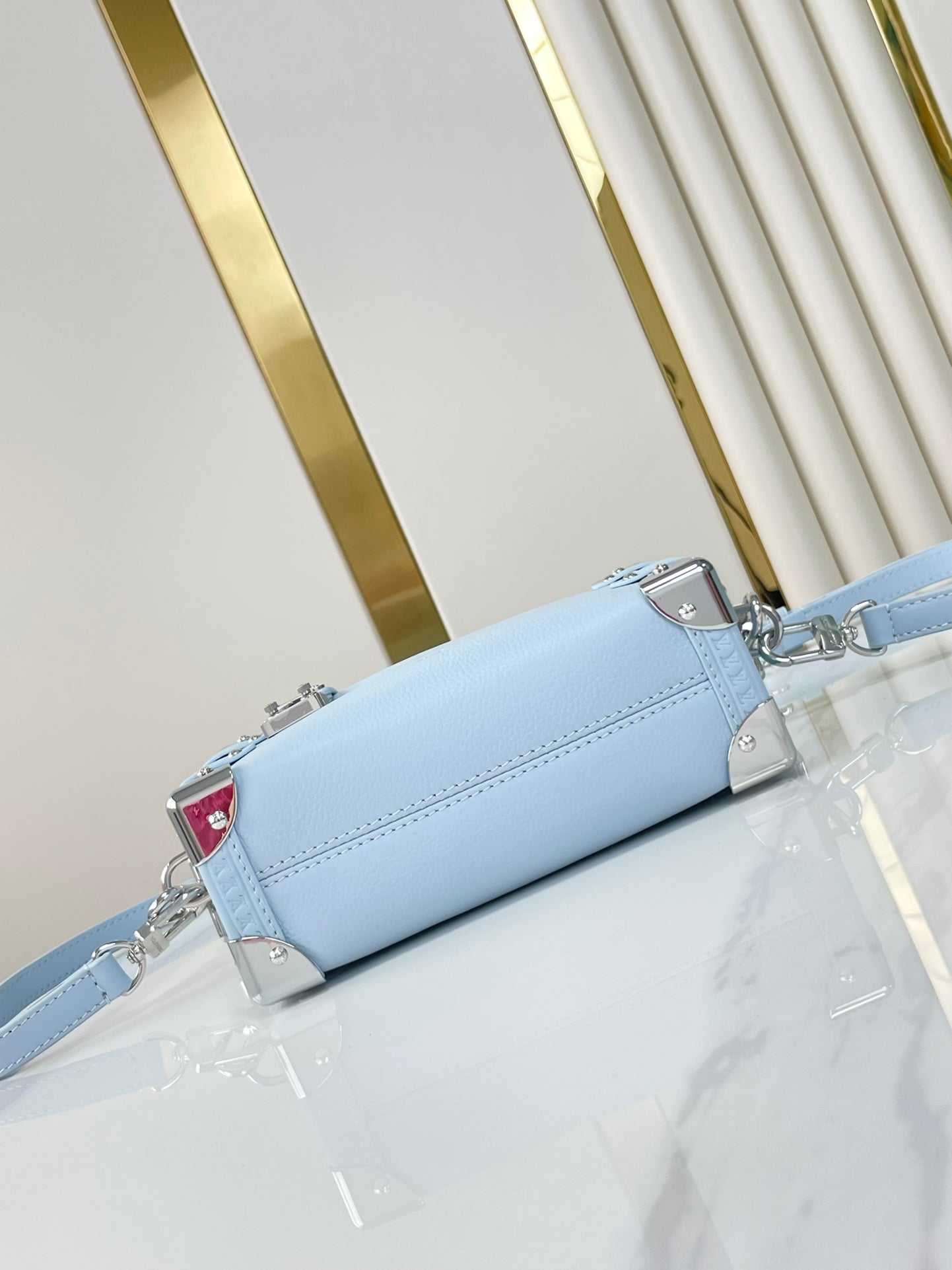 Coffre latéral Mini 18 en cuir de veau bleu ciel, quincaillerie argentée