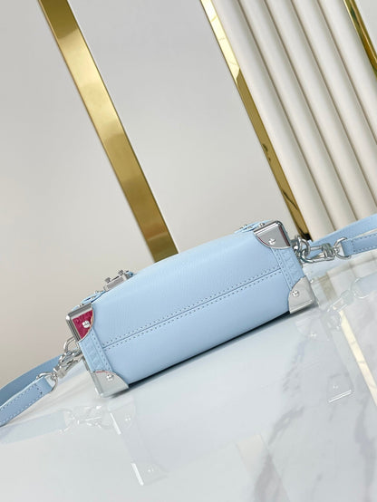 Coffre latéral Mini 18 en cuir de veau bleu ciel, quincaillerie argentée