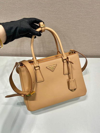 SAC GALLERIA MOYEN 28 EN CUIR DE VEAU LISSE MARRON CIDRE, QUINCAILLERIE DORÉ