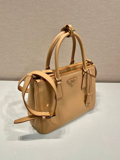 SAC GALLERIA MOYEN 28 EN CUIR DE VEAU LISSE MARRON CIDRE, QUINCAILLERIE DORÉ