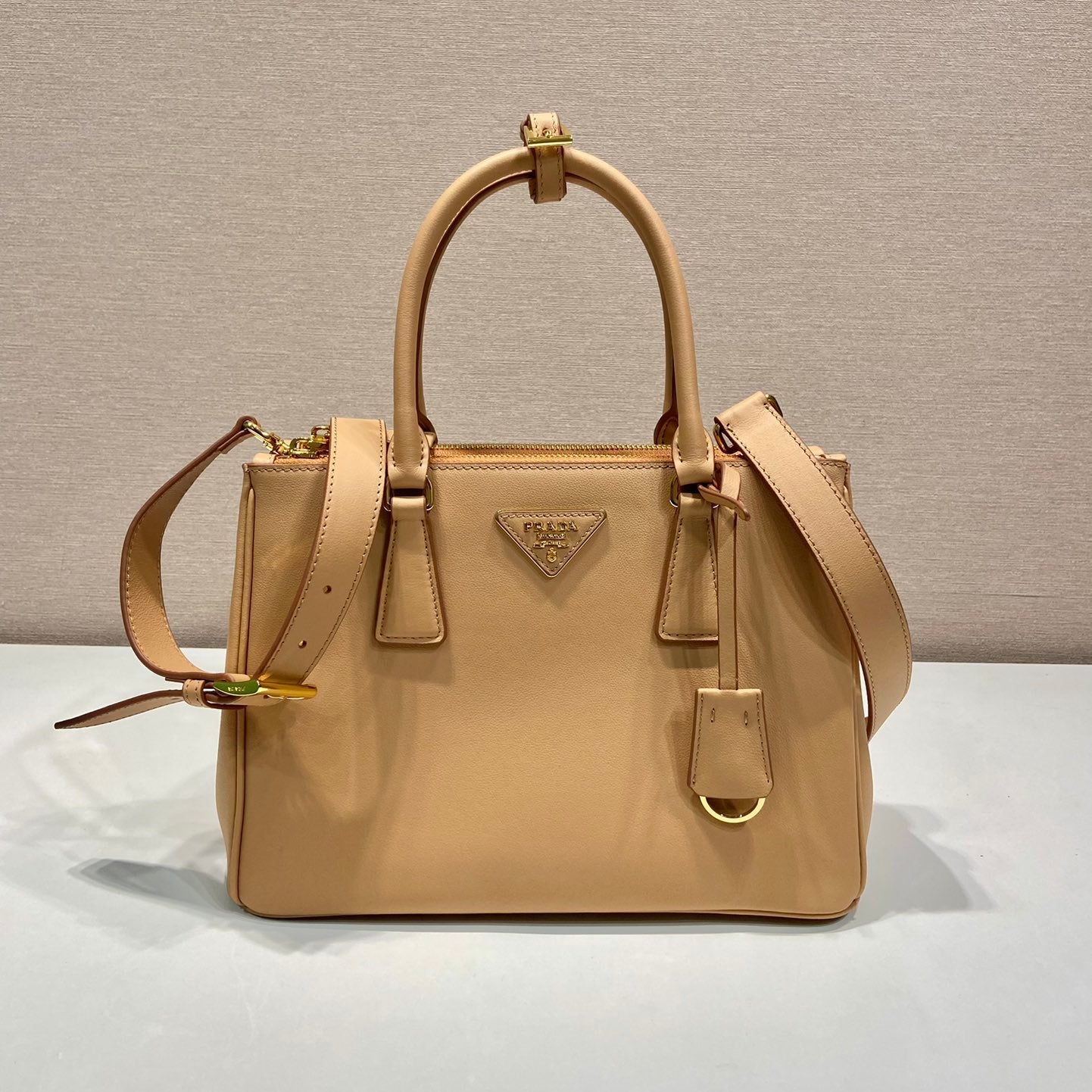 SAC GALLERIA MOYEN 28 EN CUIR DE VEAU LISSE MARRON CIDRE, QUINCAILLERIE DORÉ