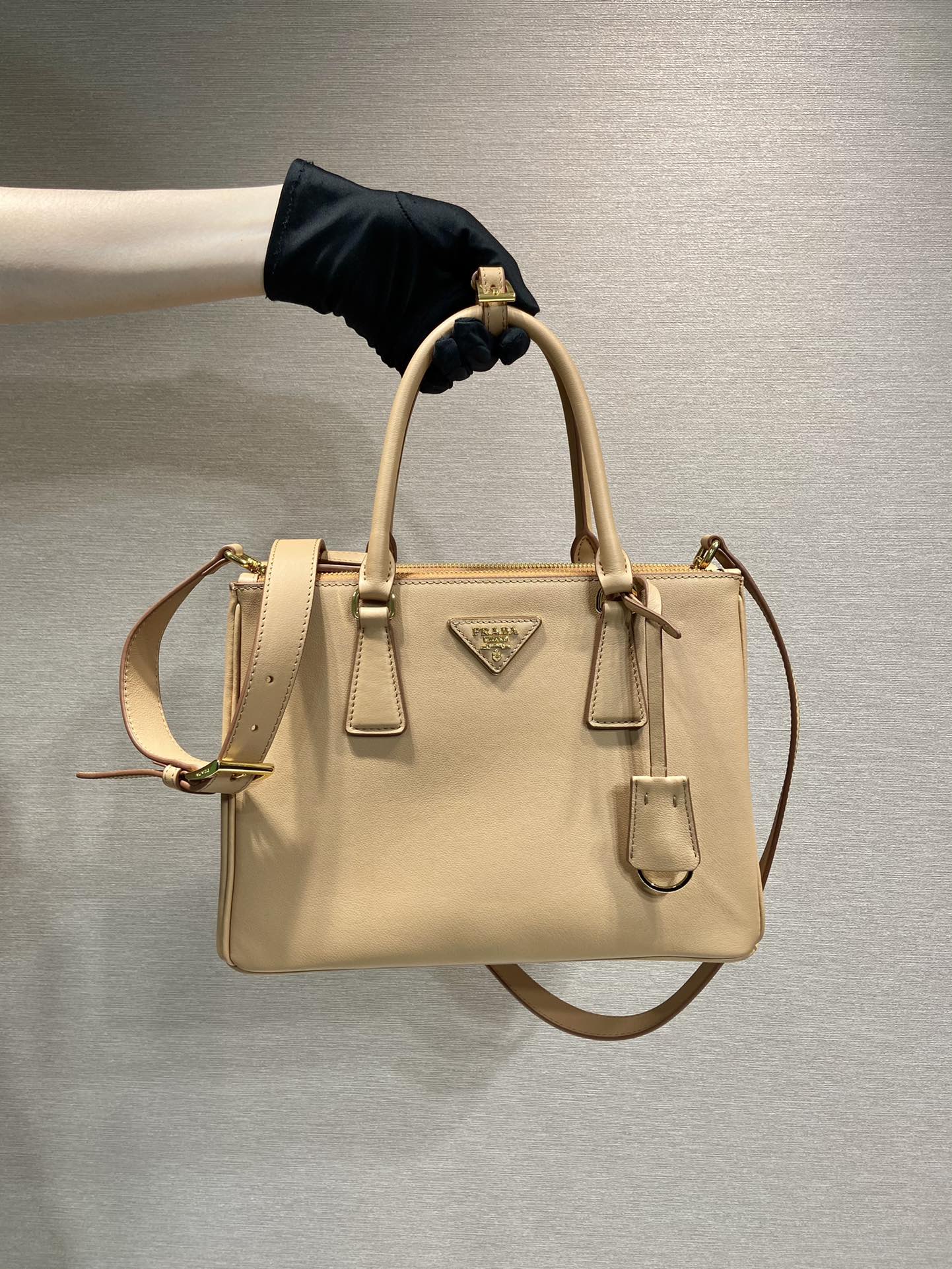 SAC GALLERIA MOYEN 28 EN CUIR DE VEAU LISSE MARRON CIDRE, QUINCAILLERIE DORÉ