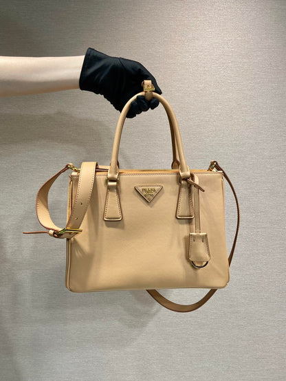 SAC GALLERIA MOYEN 28 EN CUIR DE VEAU LISSE MARRON CIDRE, QUINCAILLERIE DORÉ