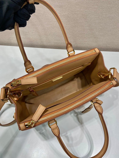 SAC GALLERIA MOYEN 28 EN CUIR DE VEAU LISSE MARRON CIDRE, QUINCAILLERIE DORÉ