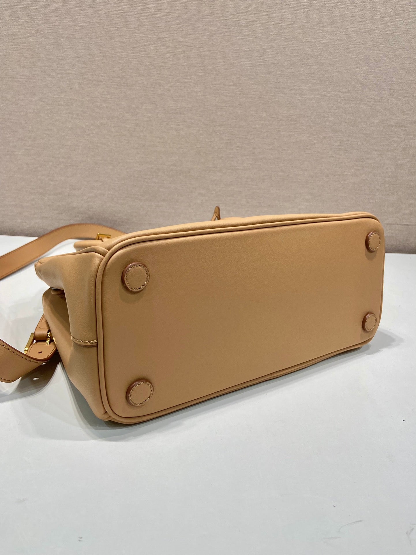 SAC GALLERIA MOYEN 28 EN CUIR DE VEAU LISSE MARRON CIDRE, QUINCAILLERIE DORÉ
