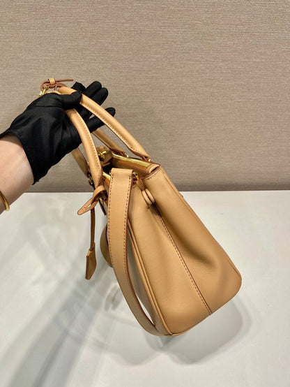 SAC GALLERIA MOYEN 28 EN CUIR DE VEAU LISSE MARRON CIDRE, QUINCAILLERIE DORÉ