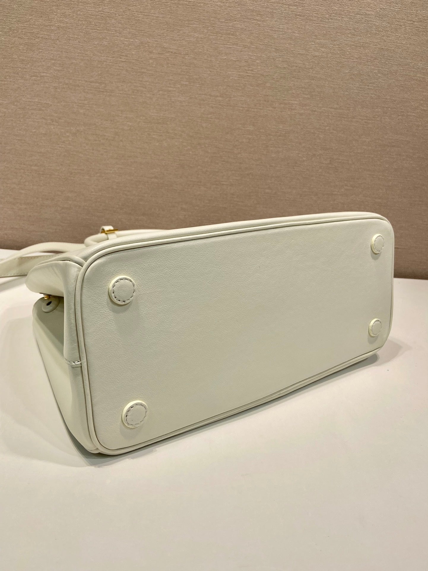 Grand sac Galleria 32 en cuir de veau lisse blanc, finitions dorées