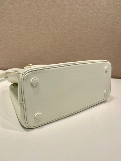 Grand sac Galleria 32 en cuir de veau lisse blanc, finitions dorées