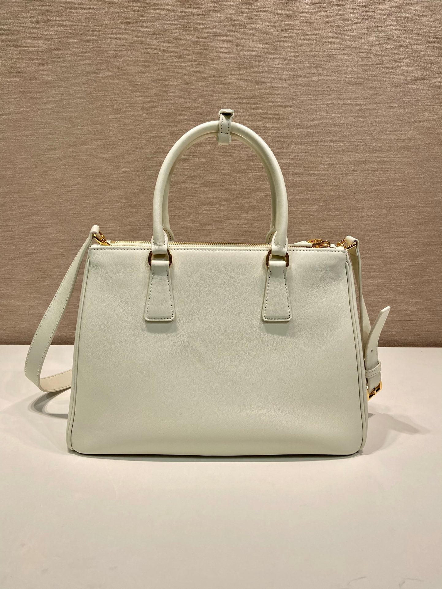 Grand sac Galleria 32 en cuir de veau lisse blanc, finitions dorées