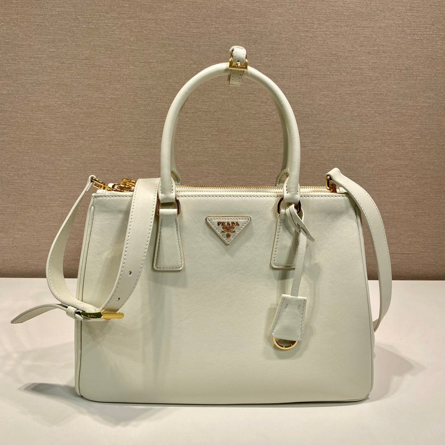 Grand sac Galleria 32 en cuir de veau lisse blanc, finitions dorées