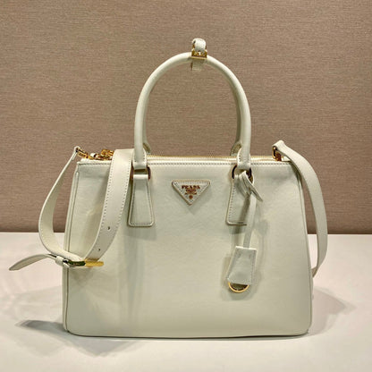 Grand sac Galleria 32 en cuir de veau lisse blanc, finitions dorées