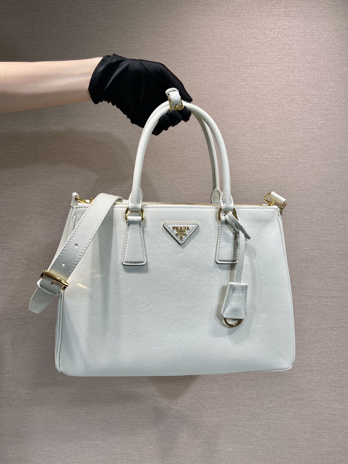 Grand sac Galleria 32 en cuir de veau lisse blanc, finitions dorées