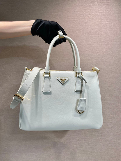 Grand sac Galleria 32 en cuir de veau lisse blanc, finitions dorées