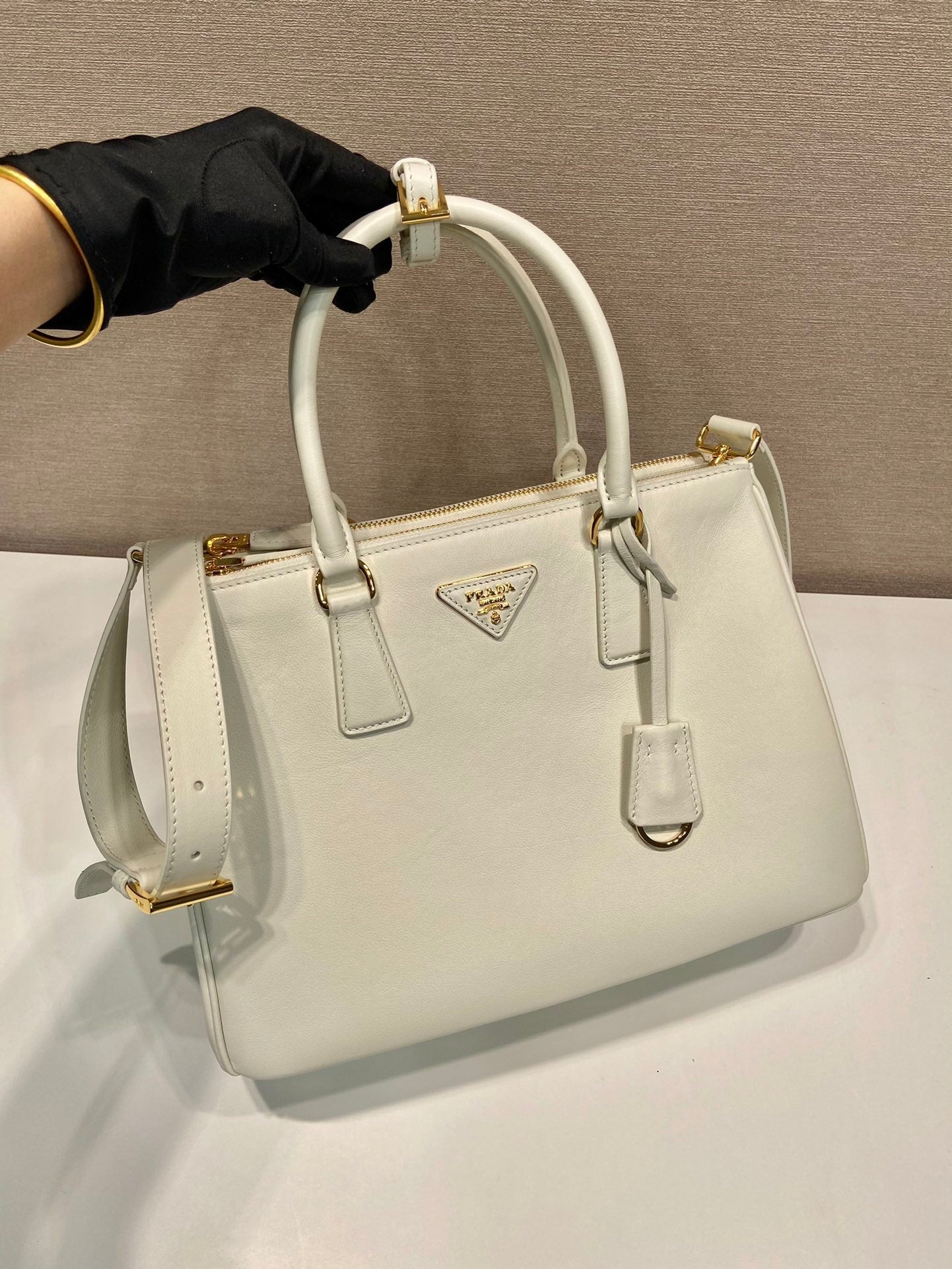 Grand sac Galleria 32 en cuir de veau lisse blanc, finitions dorées