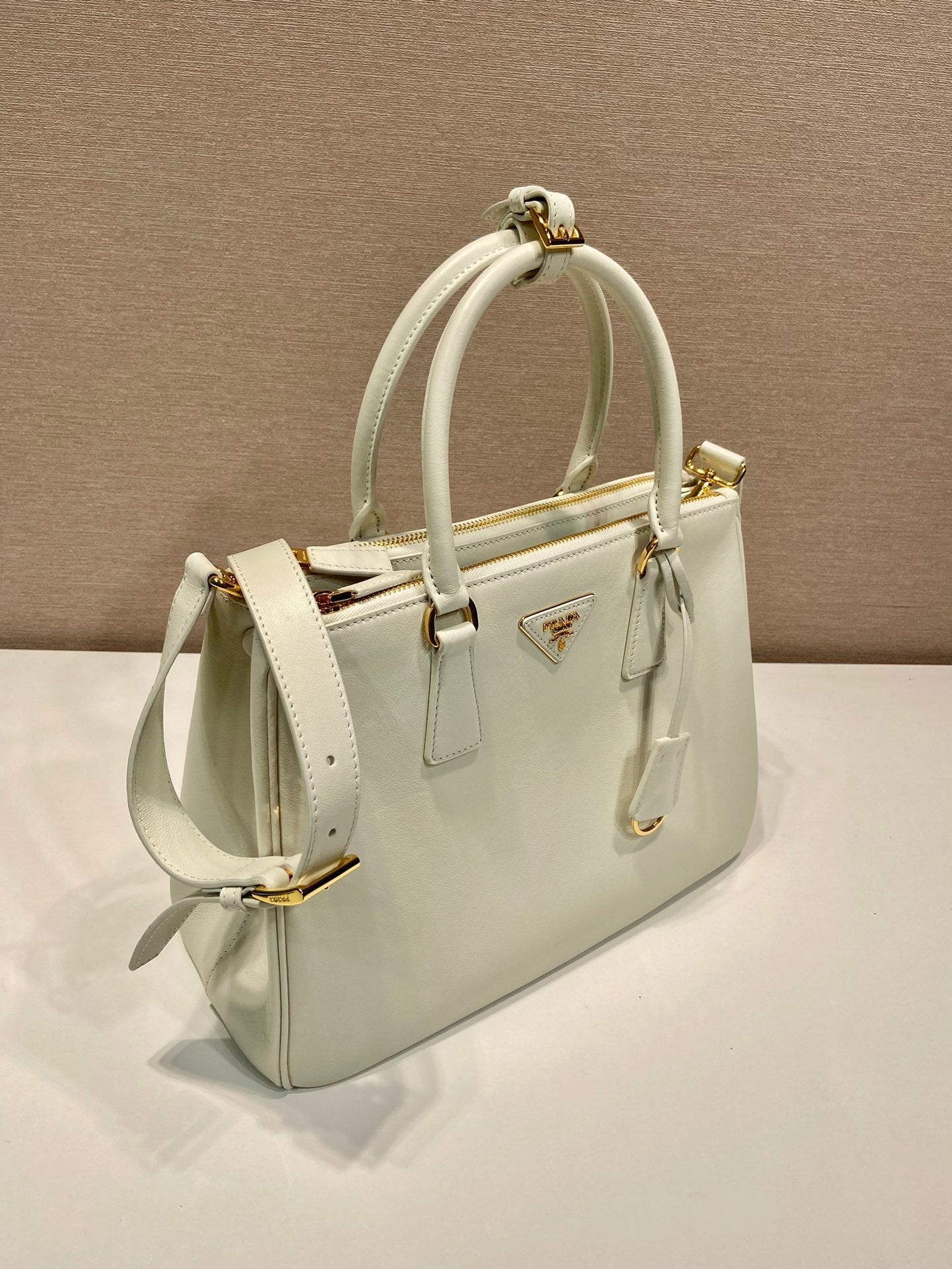Grand sac Galleria 32 en cuir de veau lisse blanc, finitions dorées
