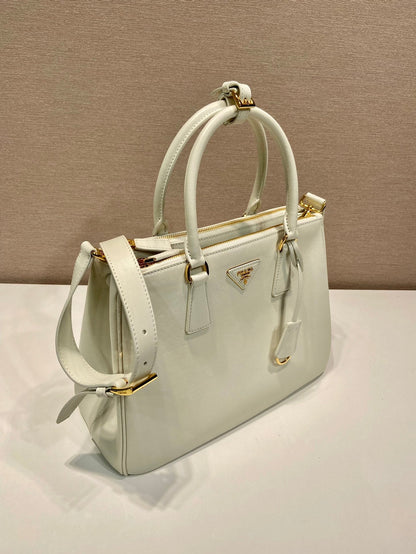 Grand sac Galleria 32 en cuir de veau lisse blanc, finitions dorées