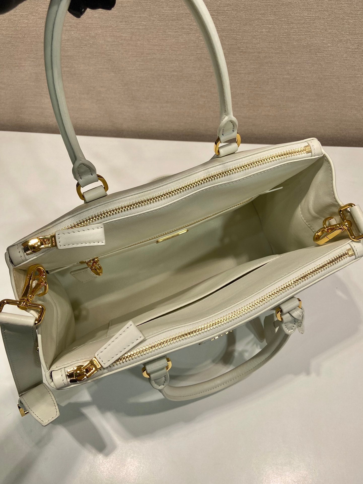 Grand sac Galleria 32 en cuir de veau lisse blanc, finitions dorées