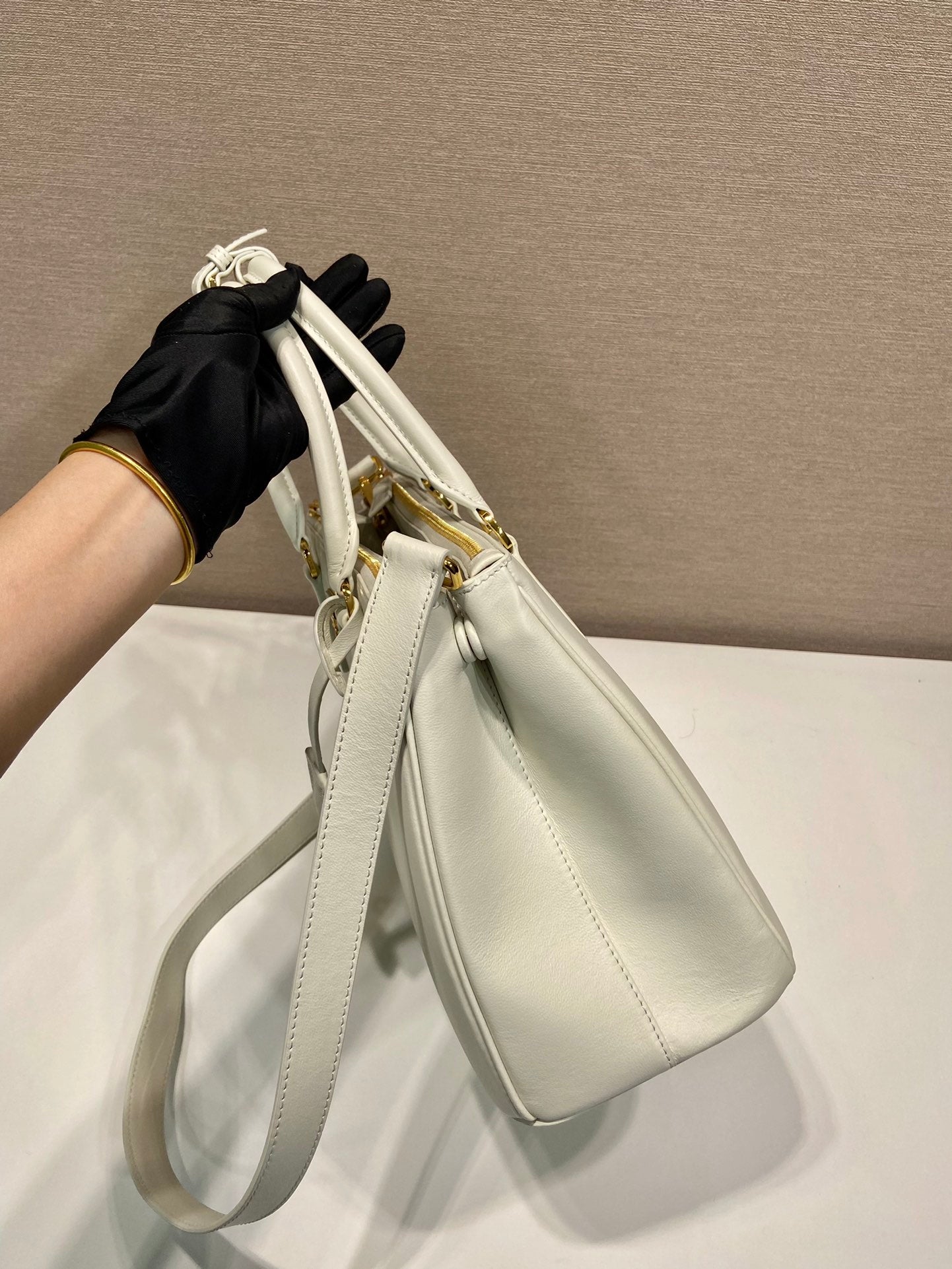Grand sac Galleria 32 en cuir de veau lisse blanc, finitions dorées