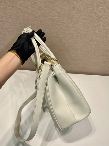 Grand sac Galleria 32 en cuir de veau lisse blanc, finitions dorées
