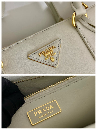 Grand sac Galleria 32 en cuir de veau lisse blanc, finitions dorées