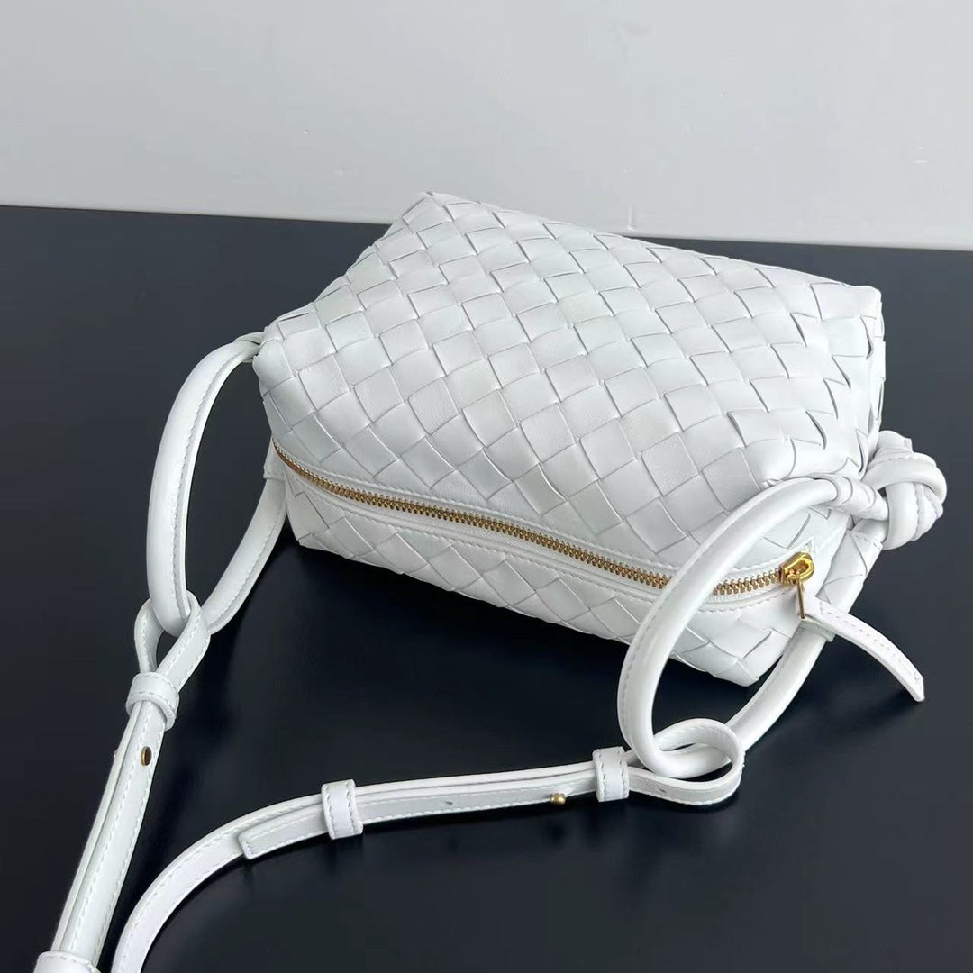 Sac à bandoulière BV Loop Top Handle 19 cm en cuir d'agneau blanc