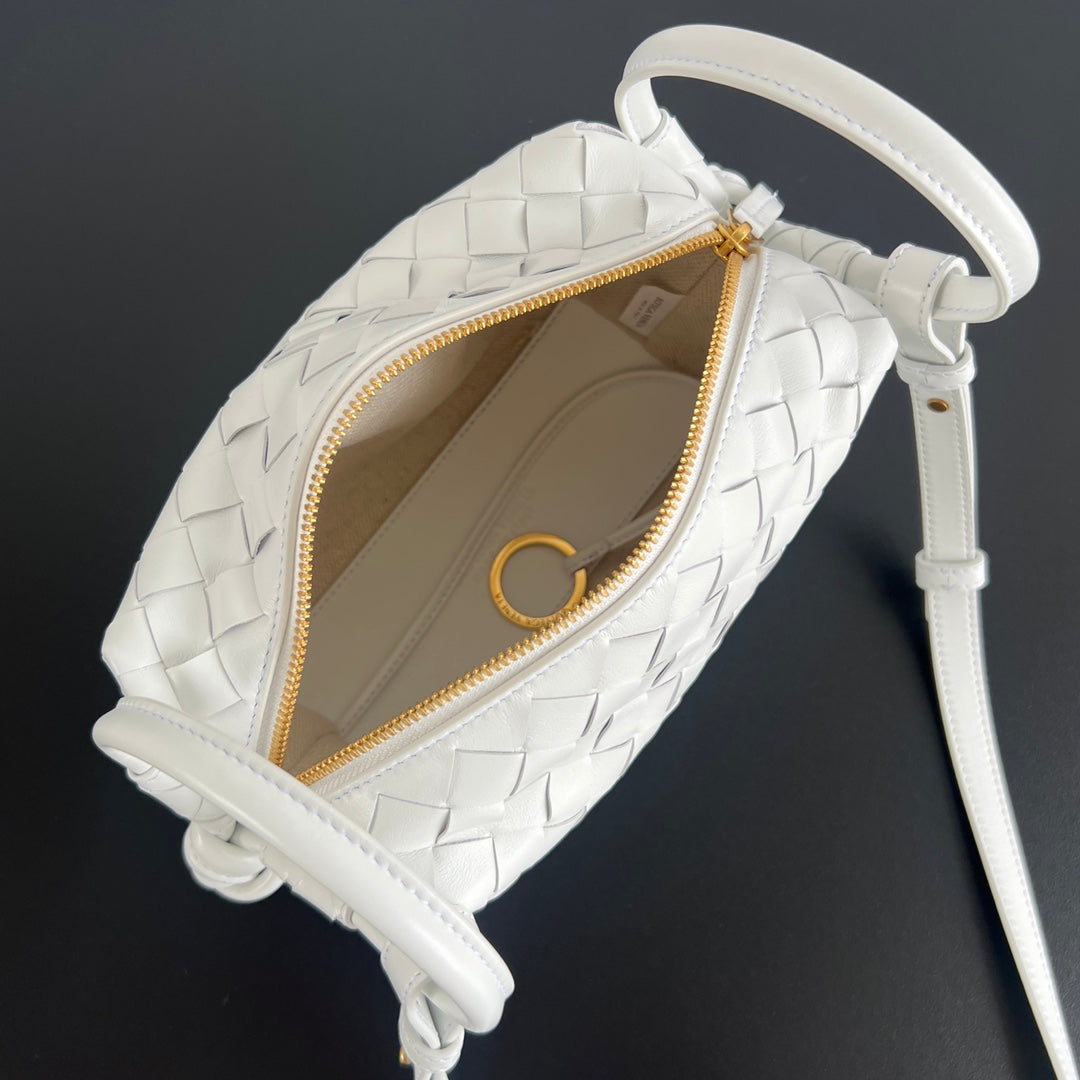 Sac à bandoulière BV Loop Top Handle 19 cm en cuir d'agneau blanc