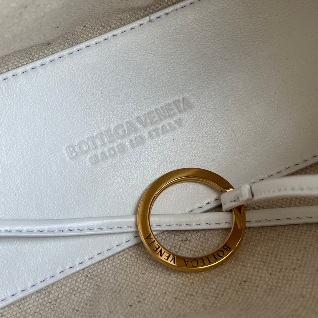 Sac à bandoulière BV Loop Top Handle 19 cm en cuir d'agneau blanc
