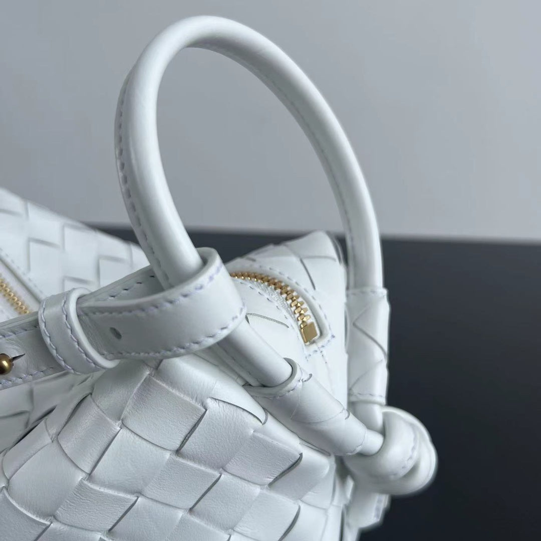 Sac à bandoulière BV Loop Top Handle 19 cm en cuir d'agneau blanc
