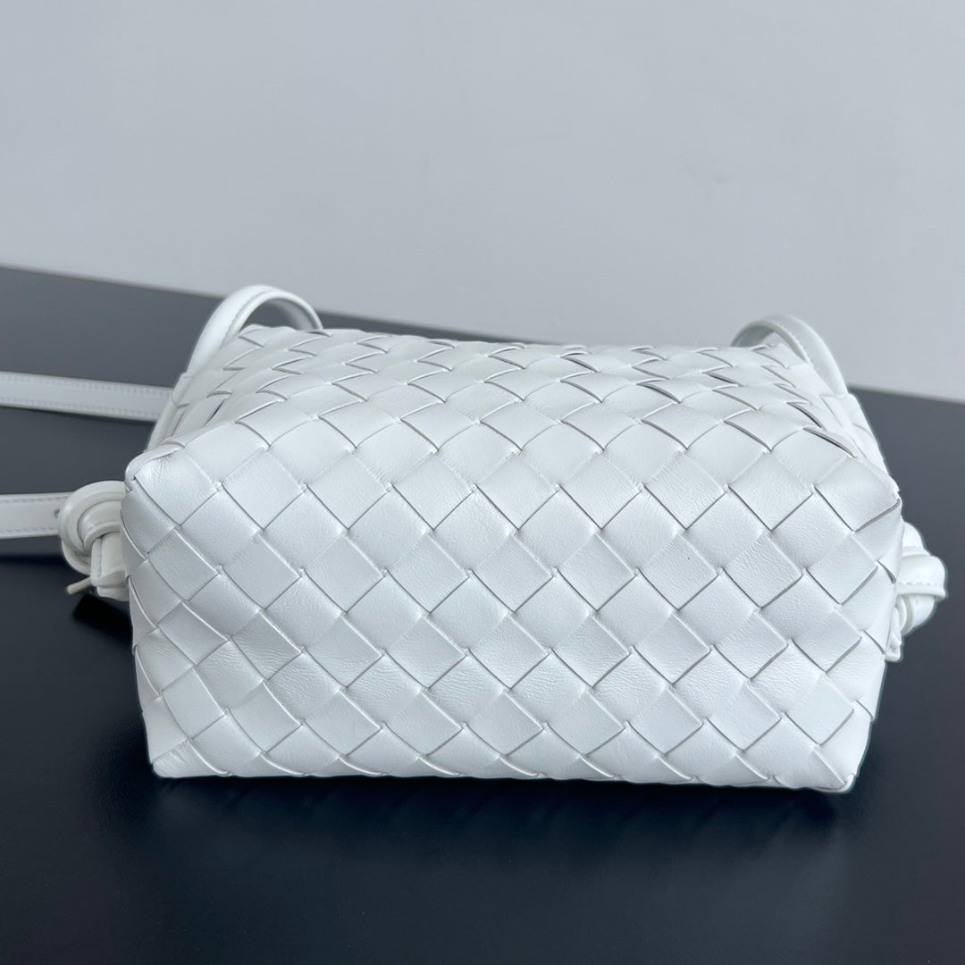 Sac à bandoulière BV Loop Top Handle 19 cm en cuir d'agneau blanc